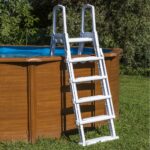 Escalera de seguridad Gre 2×4 peldaños de polietileno con plataforma para piscina elevada · Gre