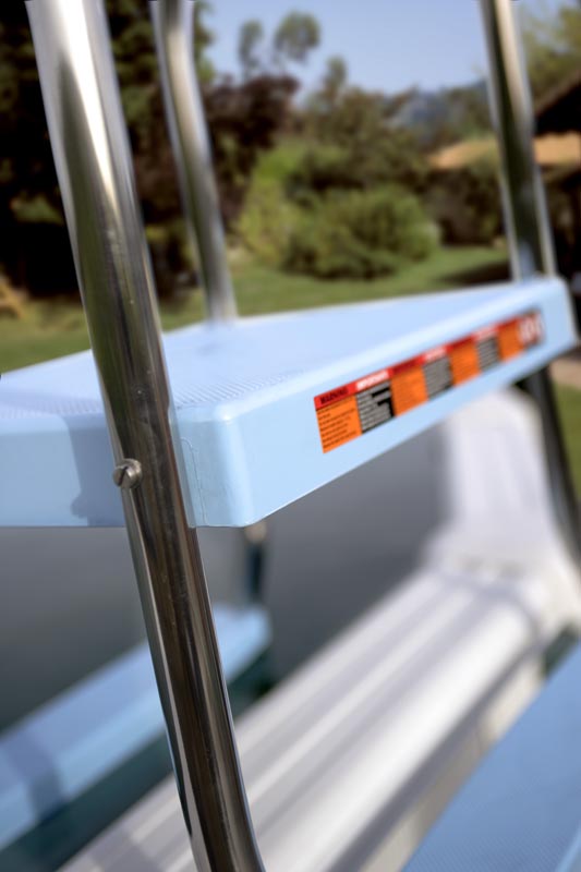 Escalera Gre 2×4 peldaños de acero inoxidable con plataforma para piscina elevada de hasta 132 cm · Gre