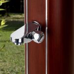 Ducha solar Gre de aluminio redonda aspecto madera con lavapiés 32 l · Gre