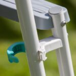 Escalera de seguridad Gre 2×3 peldaños de acero galvanizado con plataforma para piscina elevada · Gre