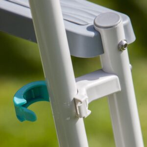 Escalera de seguridad Gre 2×3 peldaños de acero galvanizado con plataforma para piscina elevada · Gre