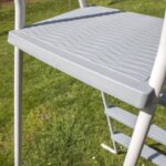 Escalera de seguridad Gre 2×3 peldaños de acero galvanizado con plataforma para piscina elevada · Gre