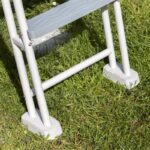 Escalera de seguridad Gre 2×3 peldaños de acero galvanizado con plataforma para piscina elevada · Gre