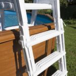 Escalera de seguridad Gre 2×4 peldaños de polietileno con plataforma para piscina elevada · Gre