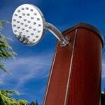Ducha solar Gre de aluminio redonda aspecto madera con lavapiés 32 l · Gre