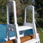 Escalera de seguridad Gre 2×4 peldaños de polietileno con plataforma para piscina elevada · Gre