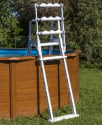 Escalera de seguridad Gre 2×4 peldaños de polietileno con plataforma para piscina elevada · Gre
