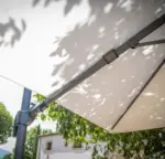 Parasol Pisa IASO 3 × 3 m de brazo lateral · IASO